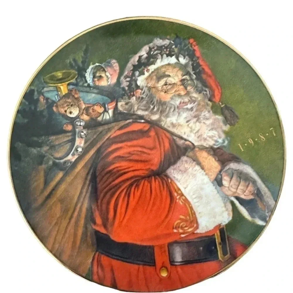 Avon The Magic That Santa Brings 1987 Gold Trimmed Vintage Decor Plate